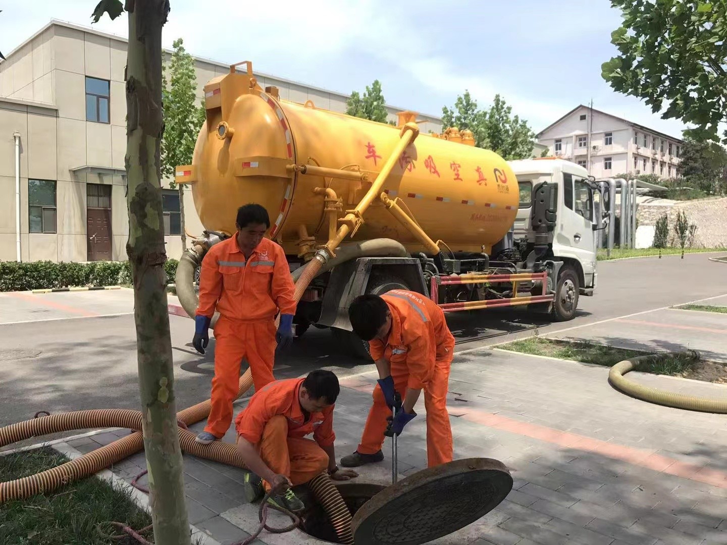 吴堡管道疏通车停在窨井附近