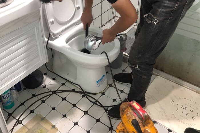 吴堡马桶堵塞自己疏通还是找师傅?专业上门服务让你省时更省心